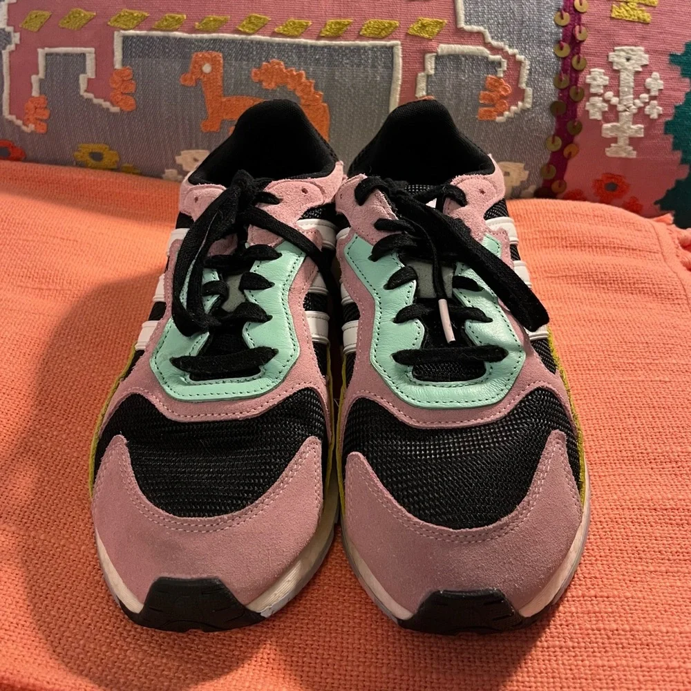 In Good Condition Adidas Sneakers W 9.5 - Picture 2 of 6
